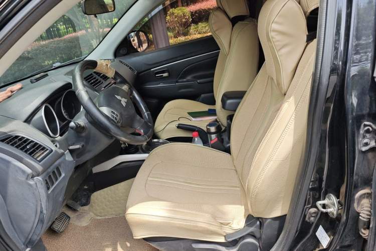 Used Mitsubishi ASX 2015 2.0L CVT Two-Wheel Drive Elite Edition Driver Seat