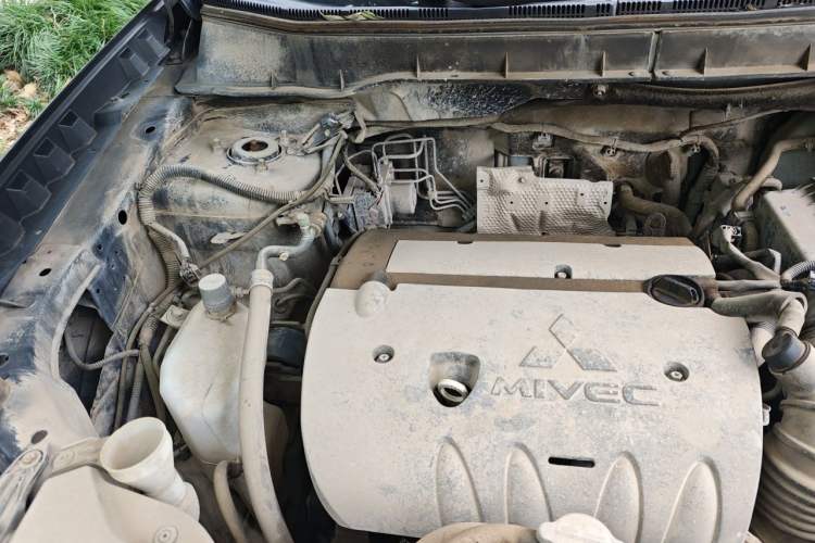 Used Mitsubishi ASX 2015 2.0L CVT Two-Wheel Drive Elite Edition Engine Bay Right