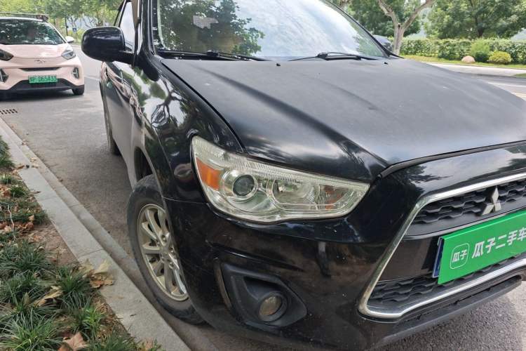 Used Mitsubishi ASX 2015 2.0L CVT Two-Wheel Drive Elite Edition Right Front Headlight