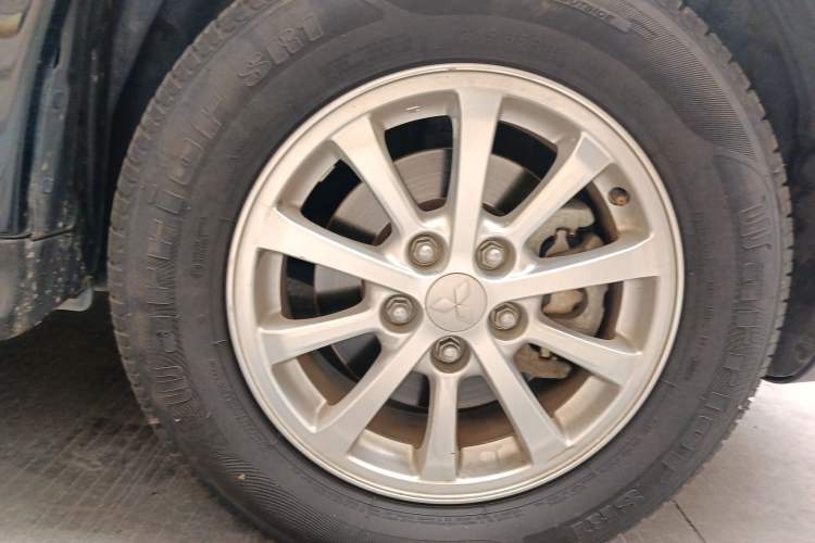 Used Mitsubishi ASX 2015 2.0L CVT Silk Road Commemorative Edition Right Front Wheel Hub