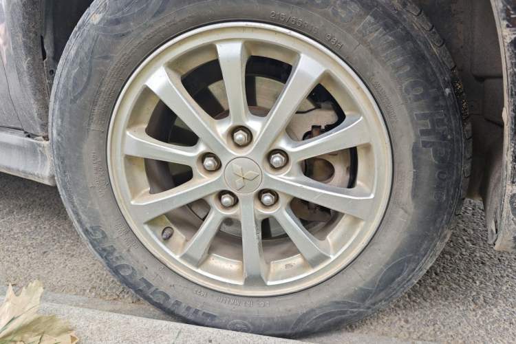 Used Mitsubishi ASX 2015 2.0L CVT Two-Wheel Drive Elite Edition Right Front Wheel Hub