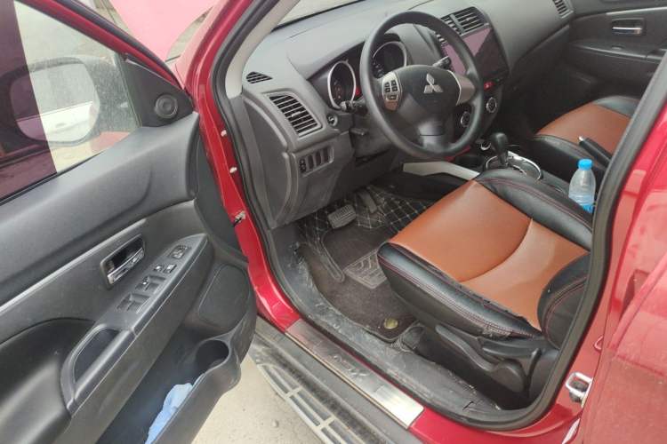 Used Mitsubishi ASX 2015 2.0L CVT Two-Wheel Drive Elite Edition Driver Seat
