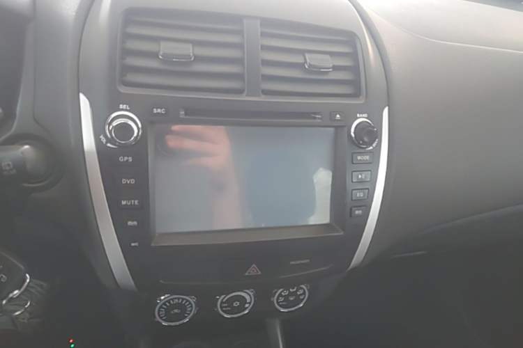 Used Mitsubishi ASX 2015 2.0L CVT Two-Wheel Drive Elite Edition Audio And AC Panel