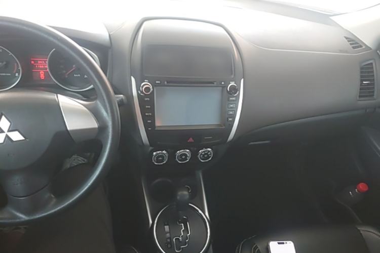 Used Mitsubishi ASX 2015 2.0L CVT Two-Wheel Drive Elite Edition Center Console
