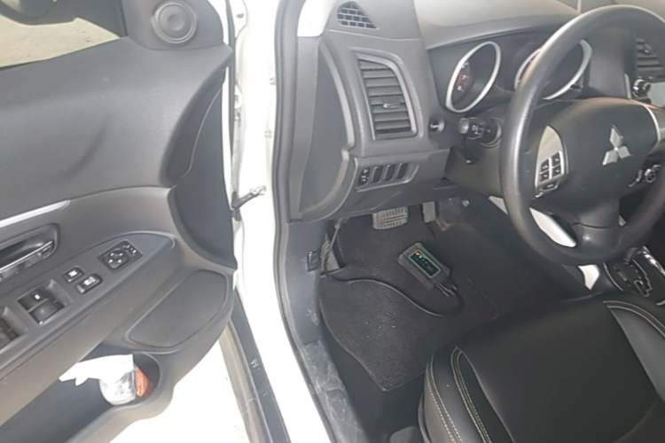 Used Mitsubishi ASX 2015 2.0L CVT Two-Wheel Drive Elite Edition Driver Seat