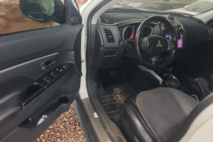 Used Mitsubishi ASX 2015 2.0L CVT Two-Wheel Drive Elite Edition Driver Seat