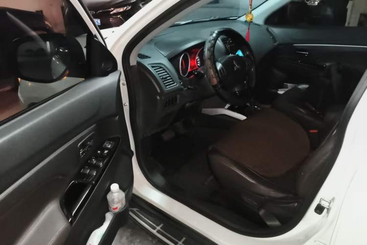 Used Mitsubishi ASX 2015 2.0L CVT Two-Wheel Drive Elite Edition Driver Seat