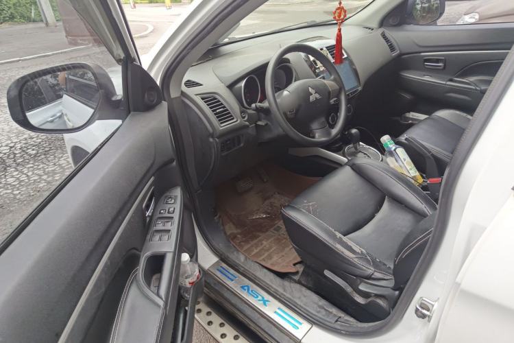 Used Mitsubishi ASX 2015 2.0L CVT Two-Wheel Drive Elite Edition Driver Seat