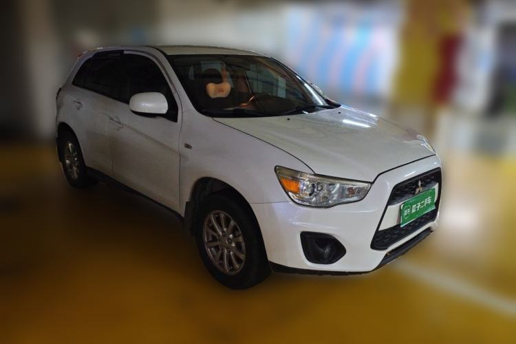 Used Mitsubishi ASX 2015 2.0L CVT Two-Wheel Drive Elite Edition Front Right 45 Deg
