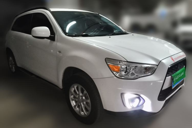 Used Mitsubishi ASX 2015 2.0L CVT Two-Wheel Drive Elite Edition Front Right 45 Deg
