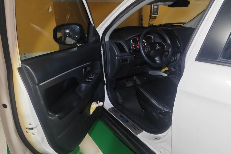 Used Mitsubishi ASX 2015 2.0L CVT Silk Road Commemorative Edition Interior 3