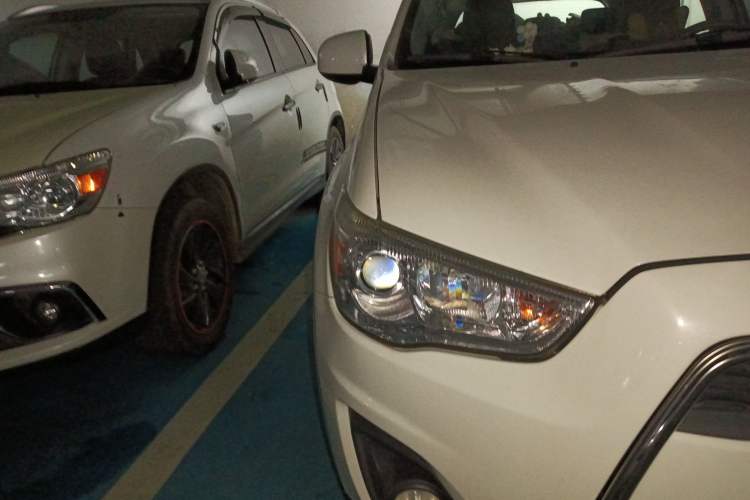 Used Mitsubishi ASX 2015 2.0L CVT Two-Wheel Drive Elite Edition Right Front Headlight