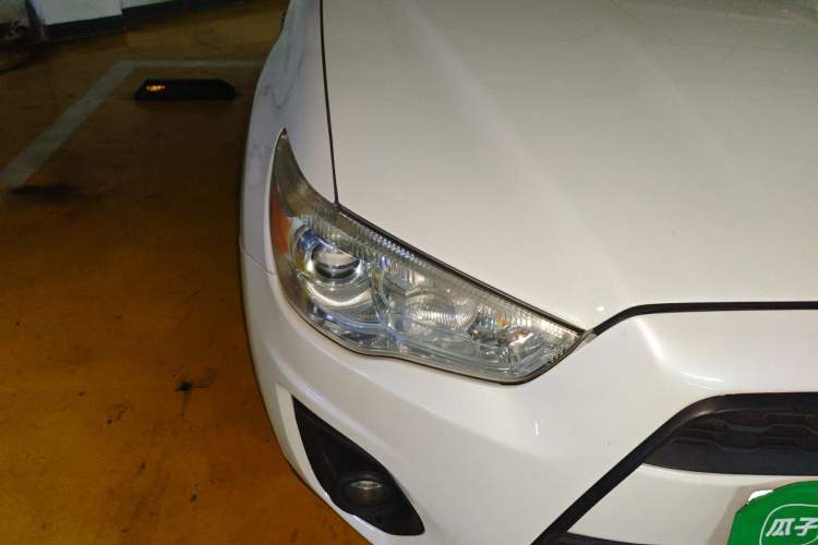 Used Mitsubishi ASX 2015 2.0L CVT Two-Wheel Drive Elite Edition Right Front Headlight