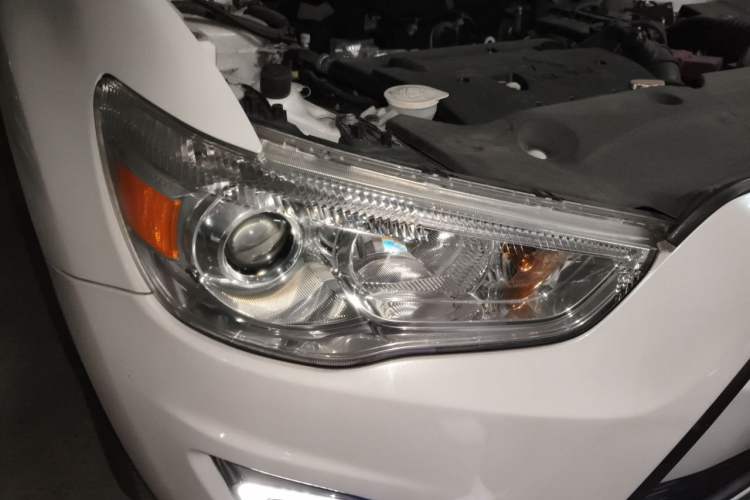 Used Mitsubishi ASX 2015 2.0L CVT Two-Wheel Drive Elite Edition Right Front Headlight
