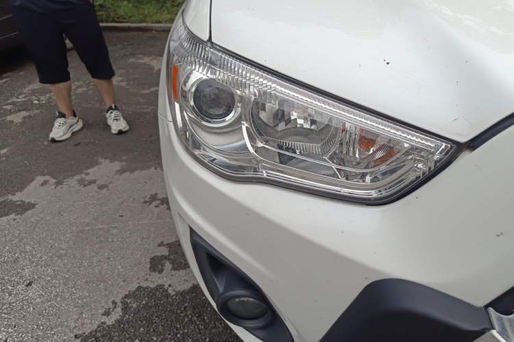 Used Mitsubishi ASX 2015 2.0L CVT Two-Wheel Drive Elite Edition Right Front Headlight
