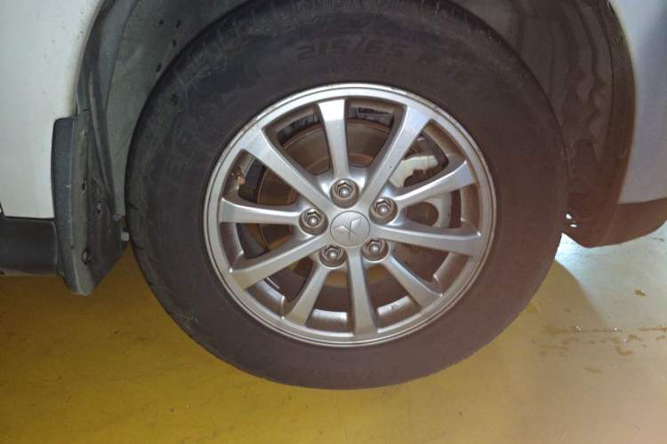 Used Mitsubishi ASX 2015 2.0L CVT Two-Wheel Drive Elite Edition Right Front Wheel Hub