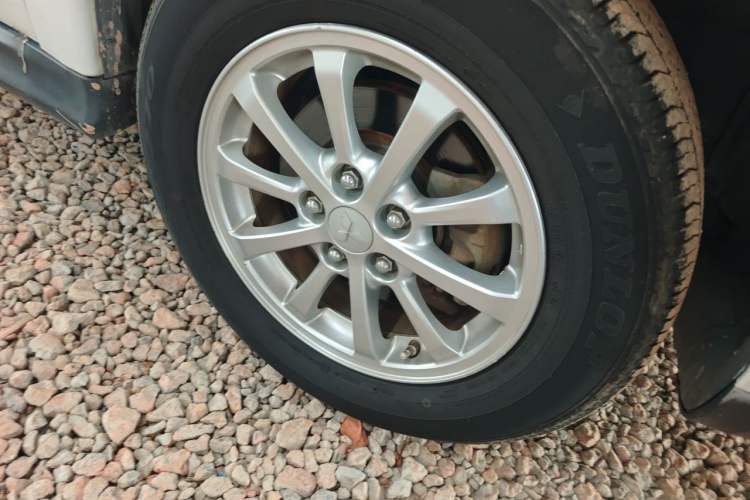 Used Mitsubishi ASX 2015 2.0L CVT Two-Wheel Drive Elite Edition Right Front Wheel Hub