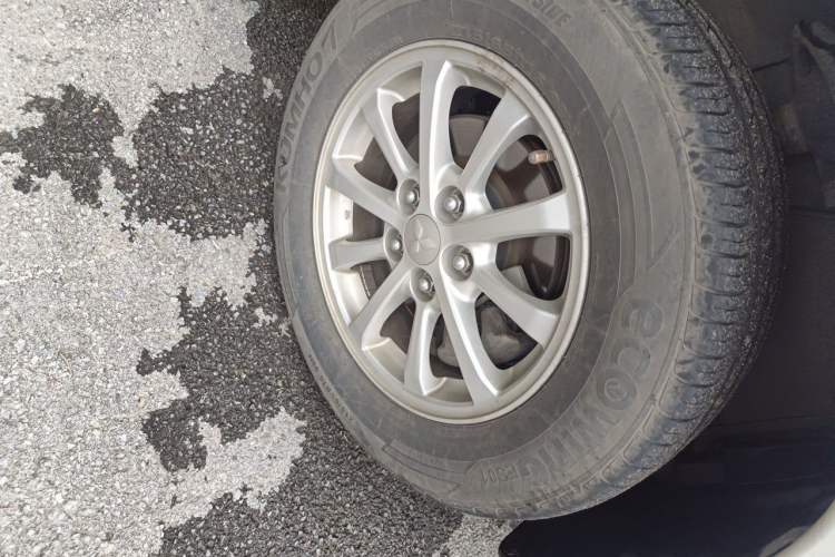Used Mitsubishi ASX 2015 2.0L CVT Two-Wheel Drive Elite Edition Right Front Wheel Hub