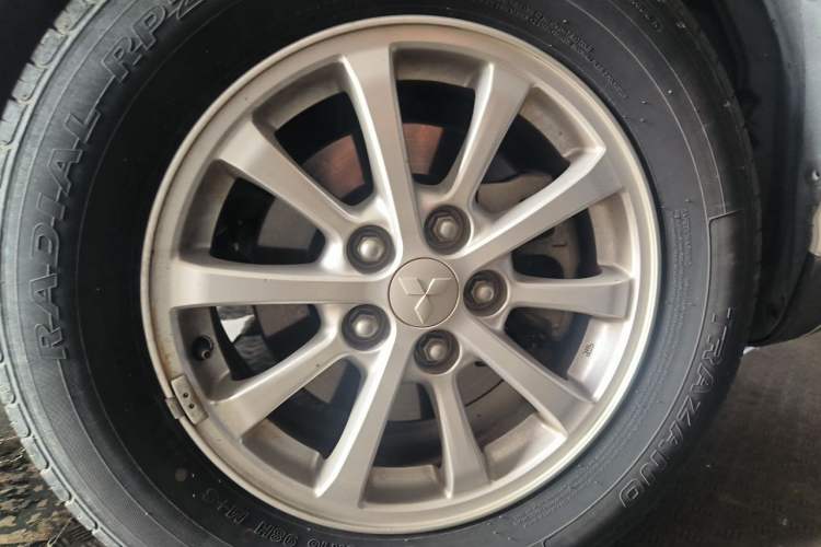Used Mitsubishi ASX 2015 2.0L CVT Silk Road Commemorative Edition Right Front Wheel Hub