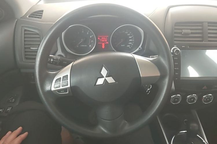 Used Mitsubishi ASX 2015 2.0L CVT Two-Wheel Drive Elite Edition Steering Wheel