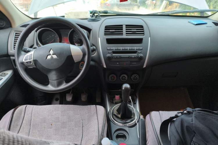 Used Mitsubishi ASX 2016 1.6L Manual Two-Wheel Drive Entry Version Center Console