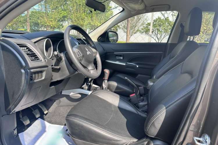 Used Mitsubishi ASX 2016 1.6L Manual Two-Wheel Drive Pioneer Edition Interior 6