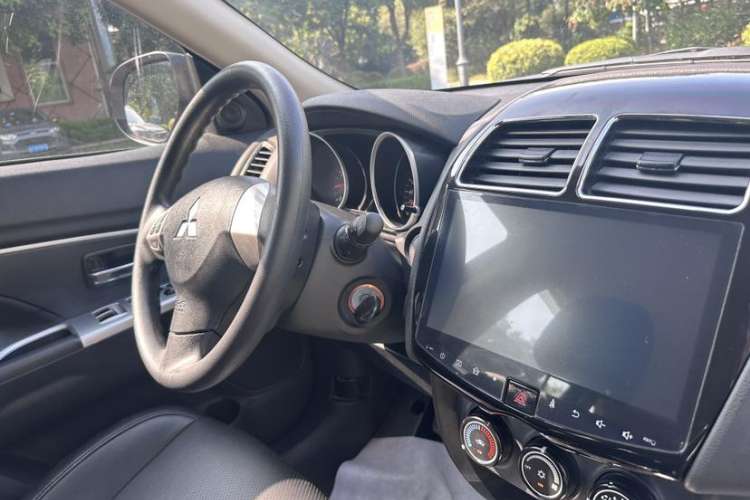 Used Mitsubishi ASX 2016 1.6L Manual Two-Wheel Drive Pioneer Edition Interior 8