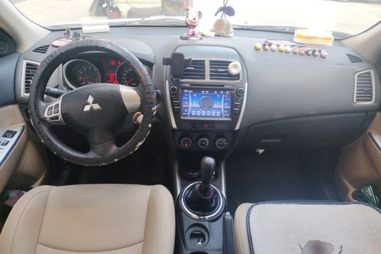 Used Mitsubishi ASX 2016 1.6L Manual Two-Wheel Drive Entry Version Center Console