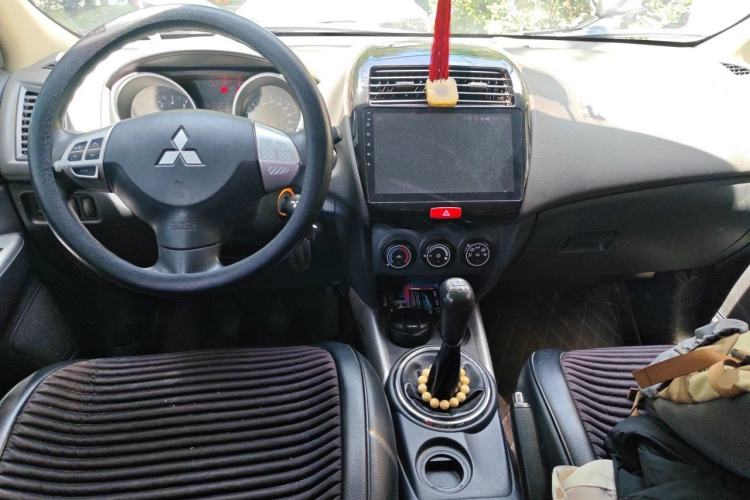 Used Mitsubishi ASX 2016 1.6L Manual Two-Wheel Drive Entry Version Center Console