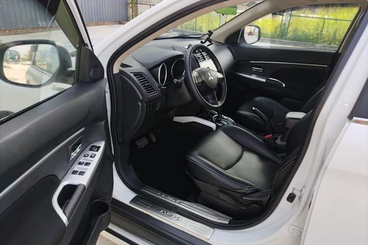 Used Mitsubishi ASX 2016 2.0L CVT Two-Wheel Drive Excellence Edition Driver Seat