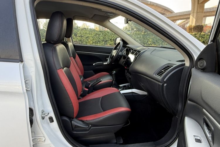 Used Mitsubishi ASX 2016 1.6L Manual Two-Wheel Drive Pioneer Edition Interior 6