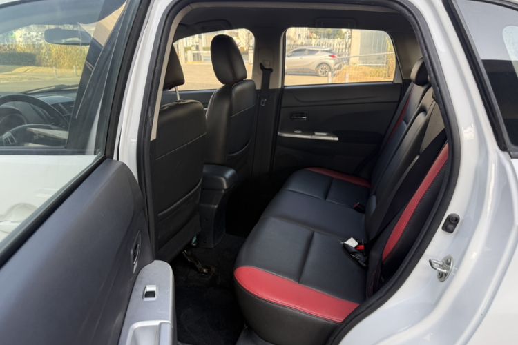 Used Mitsubishi ASX 2016 1.6L Manual Two-Wheel Drive Pioneer Edition Interior 9