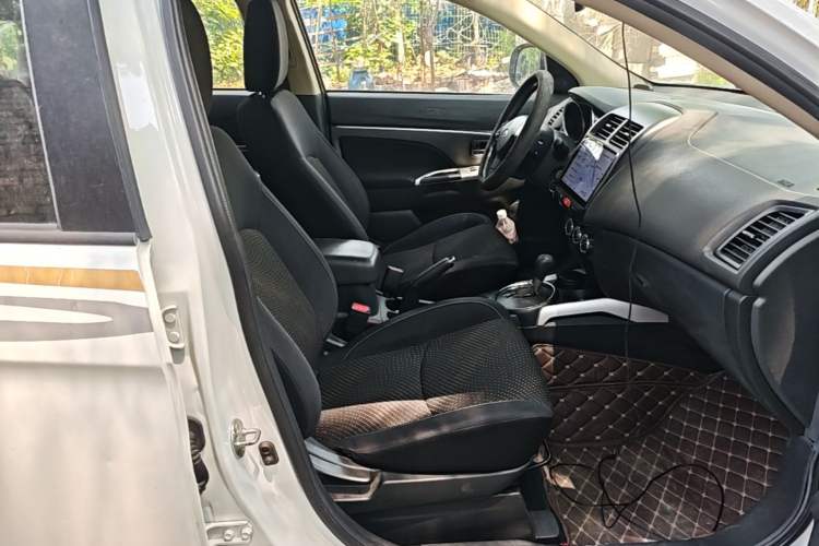 Used Mitsubishi ASX 2016 2.0L CVT Two-Wheel Drive Excellence Edition Right Front Seat