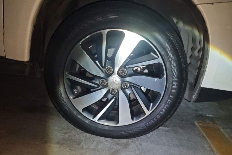 Used Mitsubishi ASX 2016 2.0L CVT Two-Wheel Drive Excellence Edition Right Front Wheel Hub