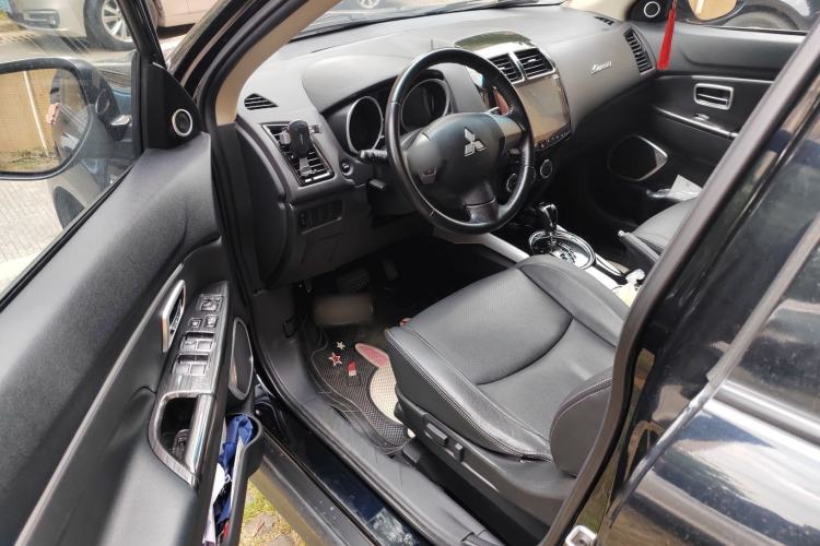 Used Mitsubishi ASX 2018 2.0L CVT Two-Wheel Drive Deluxe Edition Interior 3