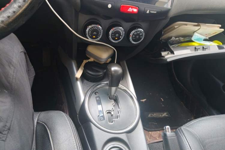 Used Mitsubishi ASX 2018 2.0L CVT Two-Wheel Drive Deluxe Edition Gear Lever
