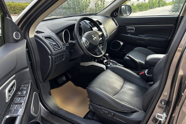 Used Mitsubishi ASX 2018 2.0L CVT Two-Wheel Drive Deluxe Edition Interior 2