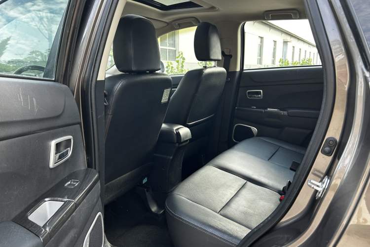 Used Mitsubishi ASX 2018 2.0L CVT Two-Wheel Drive Deluxe Edition Interior 3