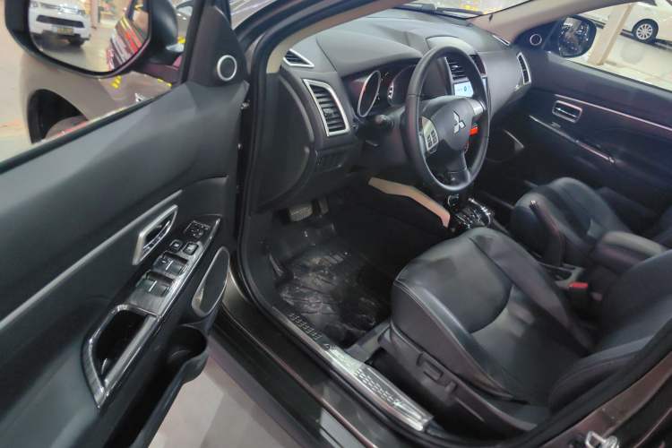 Used Mitsubishi ASX 2018 2.0L CVT Two-Wheel Drive Deluxe Edition Interior 3