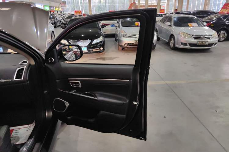 Used Mitsubishi ASX 2018 2.0L CVT Two-Wheel Drive Deluxe Edition Interior 5