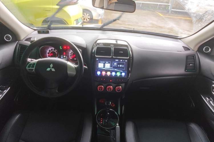 Used Mitsubishi ASX 2018 2.0L CVT Two-Wheel Drive Deluxe Edition Center Console