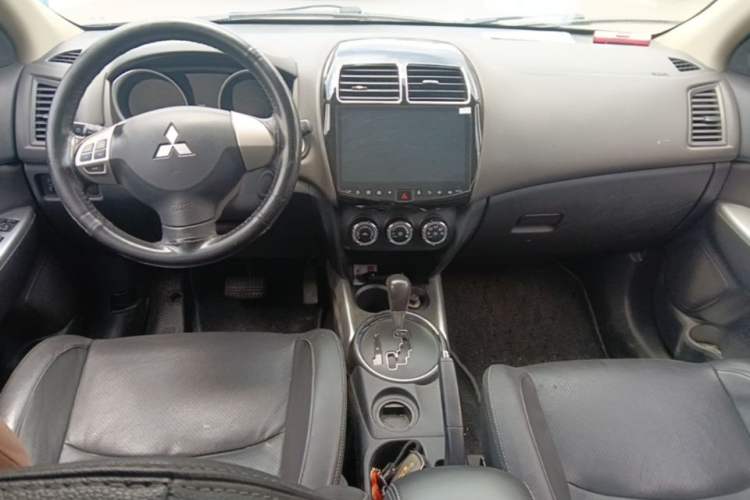 Used Mitsubishi ASX 2018 2.0L CVT Two-Wheel Drive Deluxe Edition Center Console