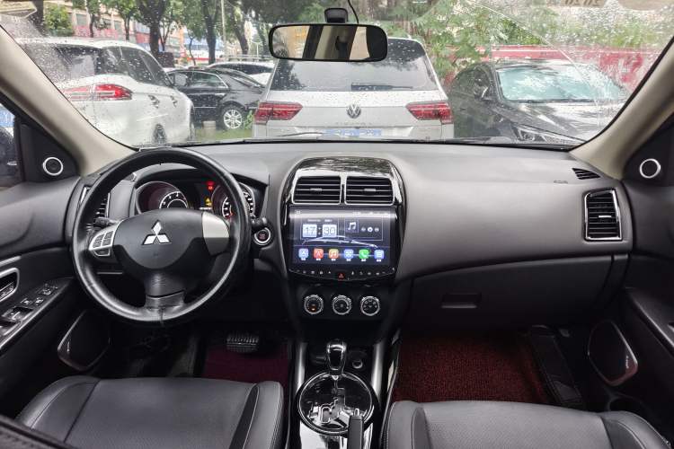 Used Mitsubishi ASX 2018 2.0L CVT Two-Wheel Drive Deluxe Edition Interior 4