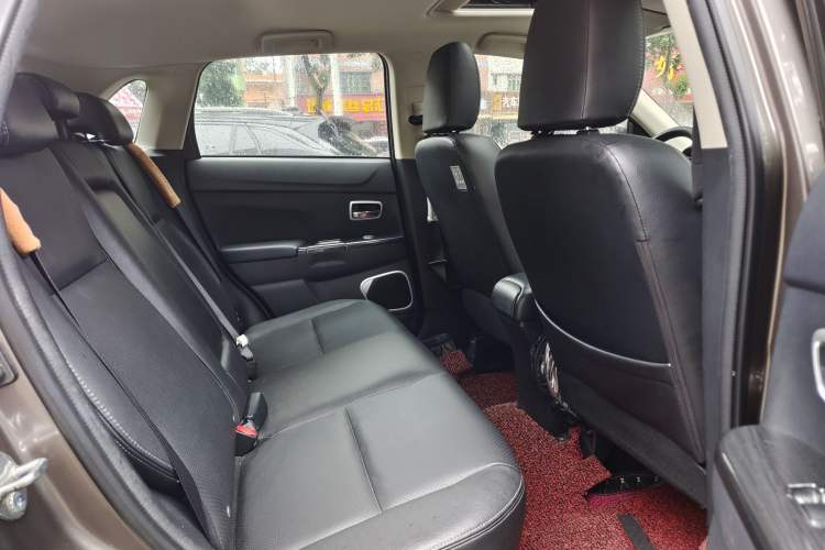 Used Mitsubishi ASX 2018 2.0L CVT Two-Wheel Drive Deluxe Edition Interior 5