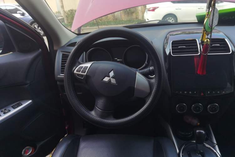 Used Mitsubishi ASX 2018 2.0L CVT Two-Wheel Drive Deluxe Edition Center Console