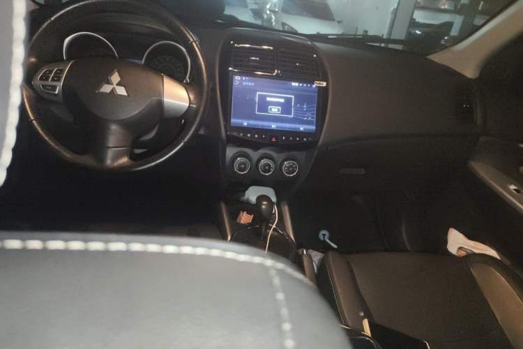 Used Mitsubishi ASX 2018 2.0L CVT Two-Wheel Drive Deluxe Edition Center Console