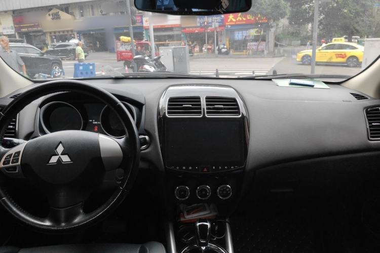 Used Mitsubishi ASX 2018 2.0L CVT Two-Wheel Drive Deluxe Edition Center Console