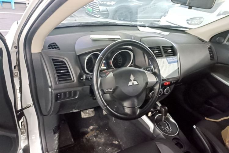 Used Mitsubishi ASX 2018 2.0L CVT Two-Wheel Drive Deluxe Edition Center Console