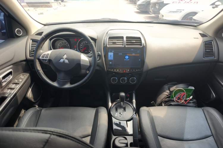 Used Mitsubishi ASX 2018 2.0L CVT Two-Wheel Drive Deluxe Edition Center Console