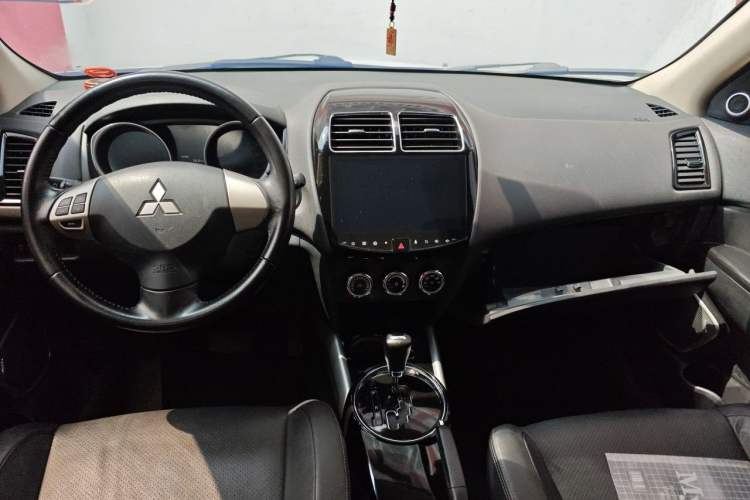 Used Mitsubishi ASX 2018 2.0L CVT Two-Wheel Drive Deluxe Edition Center Console